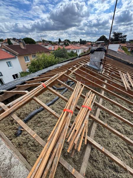 Dépose de la vielle couverture en tuile et des liteaux avant rénovation de la toiture par les 2 charpentiers a Albi. 