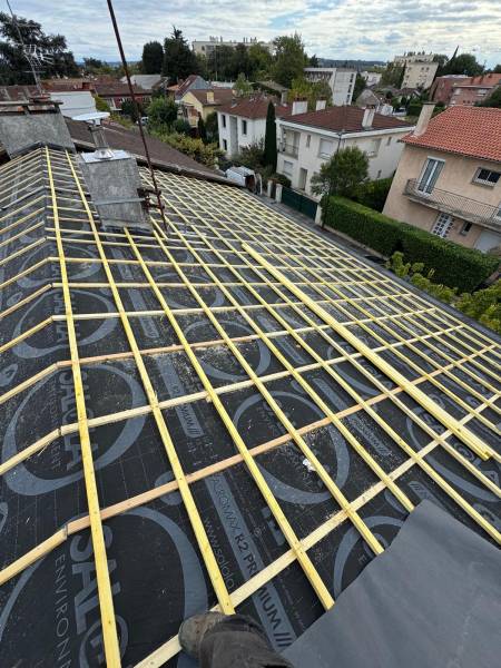 Mise en place des liteaux pour le support de la couverture en tuile par les 2 charpentiers a Albi .