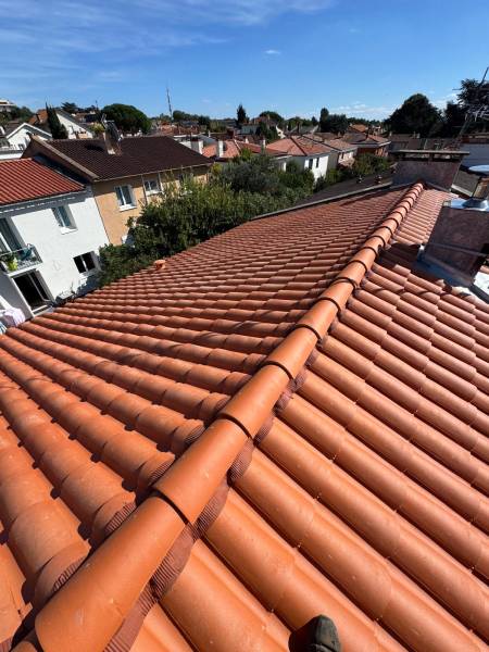 Réfection total de la toiture en tuile DC12 par les 2 charpentiers a Albi. 