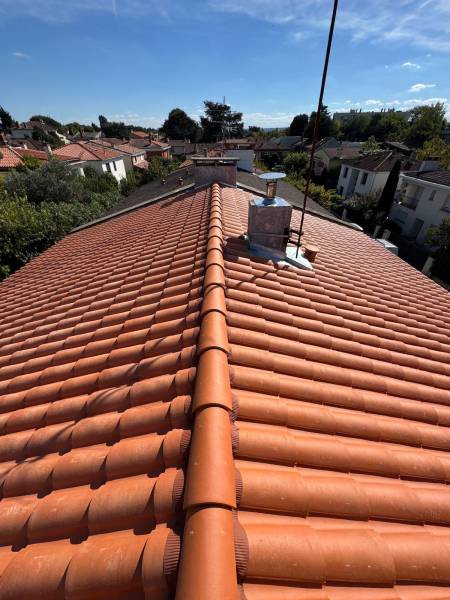 Rénovation de la couverture en tuile mécanique DC12 de chez terreal a Albi par les 2 charpentiers. 