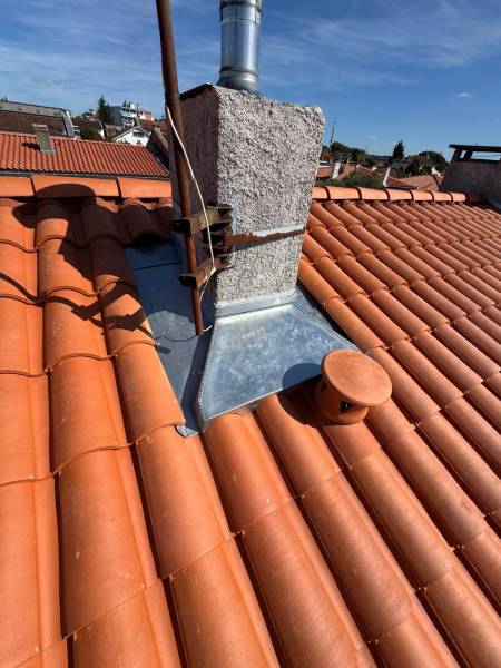 Réalisation d'un entourage de cheminée en zinc sur mesure par les 2 charpentiers a Albi. 