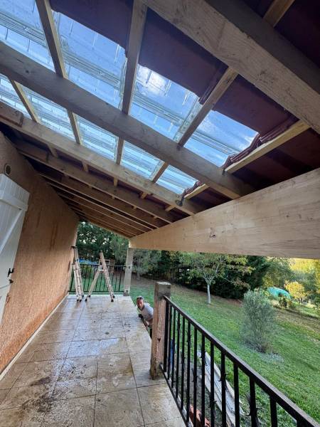 Artisans couvreur a Couffouleux, proche d'Albi pour la création d'une terrasse couverte en tuile avec des tuile en verre pour apport de lumière a Azas par les 2 charpentiers.  