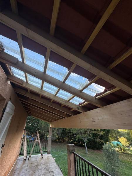 Création d'une terrasse couverte avec pose de tuile de verre pour apport de lumière a Azas proche d'Albi par les 2 charpentiers.