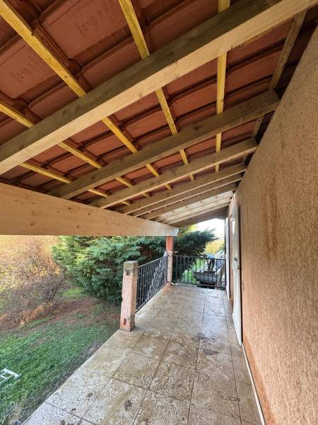 pose d'un lamelle colle pour support de la terrasse couverte en tuile a Azas proche d'Albi par les 2 charpentiers, artisans couvreur. 