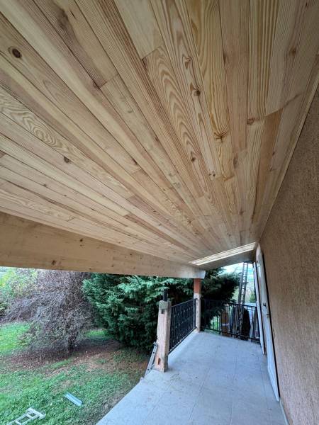 Vue de dessous de la terrasse couverte en lambris bois par les 2 charpentiers a Azas, proche d'Albi. 