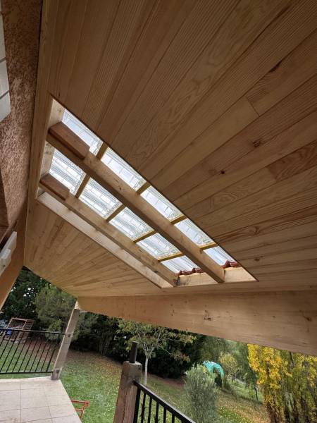 Réalisation d'une terrasse couverte en tuile avec finition en lambris bois dessous a Azas par les 2 charpentiers, proche d'Albi. 