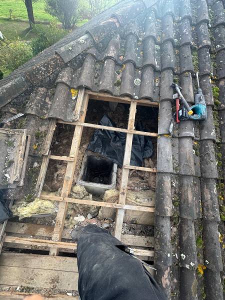 Démolition fini du vieux conduit de cheminée par les 2 charpentiers a Roquesérière