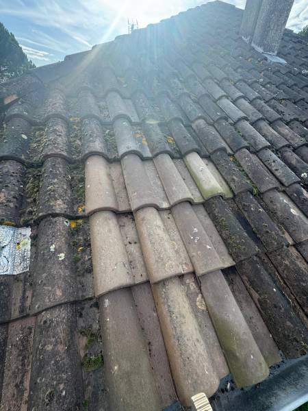 Mise en place de nouvelle tuile pour le remplacement du vieux conduit de cheminée qui ne sert plus et ainsi éviter tout risque d'infiltration par les 2 charpentiers a Roquesérière. 