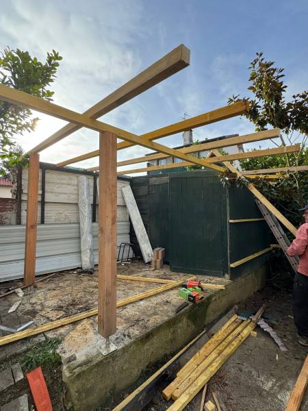 Pose en cour de la charpente pour la création de l'abri de jardin , par les 2 charpentiers, proche d'Albi.