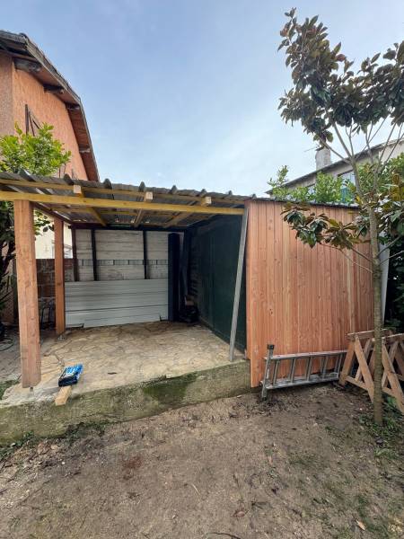 Vue de l'abri de jardin avec le bardage en bois et la couverture en bac acier, proche d'Albi par les 2 charpentiers. 