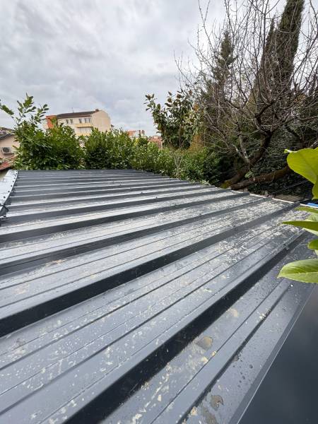 Réalisation de la couverture en bac acier par les 2 charpentiers proche d'Albi. 