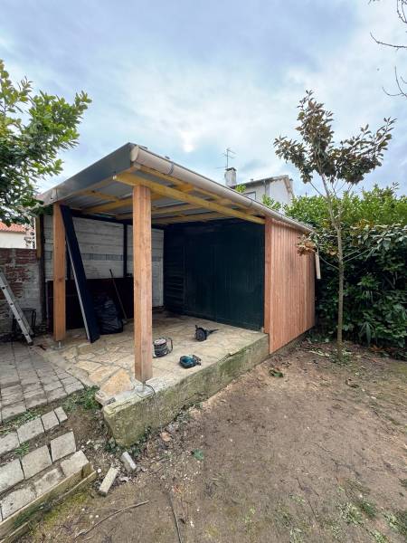 réalisation d'un petit abri de jardin en couverture en bac acier et du bardage en bois, réaliser par les 2 charpentiers, proche d'Albi. 