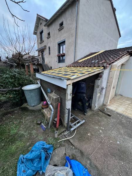 Realisation d'une petite couverture en tuile pour abri de garage par les 2 charpentiers a Albi.