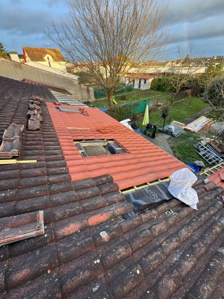 Fourniture et pose de la couverture en tuile romane rouge pour la terrasse couverte a Albi par les 2 charpentiers. 