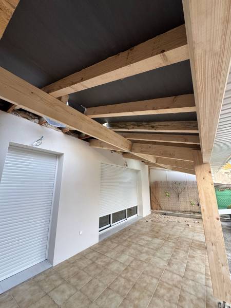 Réalisation d'une terrasse couverte en charpente traditionnelle a Albi par les 2 charpentiers.  