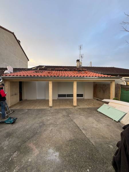 Vue de la terrasse en charpente traditionnelle sur poteau bois avec la couverture en tuile et des gouttières en zinc a Albi par les 2 charpentiers. 