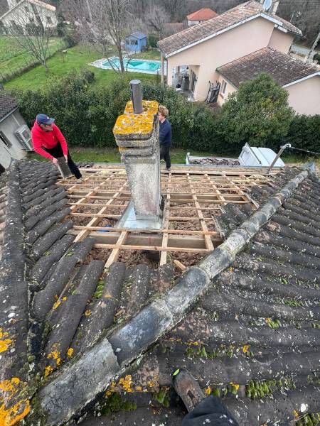 Dépose en cour de la vielle couverture en tuile par les 2 charpentiers , a Roquesérière, proche d'Albi.