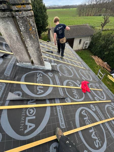 Pose de l'écran sous toiture et des contre latte a Roquesérière proche d'Albi par les 2 charpentiers 