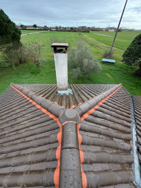 Fin de la pose de la nouvelle couverture mécanique en romane marron a Roquesérière, proche d'Albi par les 2 charpentiers.  