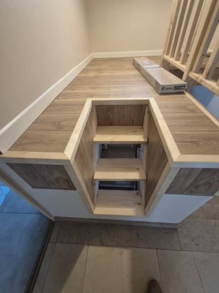 Réalisation d'une petite mezzanine au dessus d'un escalier pour gain de place par les 2 charpentiers, a Couffouleux 