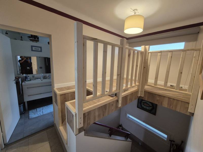 Création complète d'une mezzanine en bois sur un escalier pour gain mise en place d'un bureau par les 2 charpentiers a Couffouleux.  