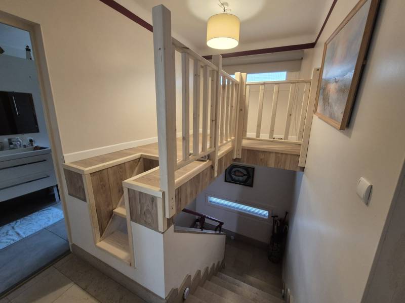 Réalisation complète en bois du mezzanine par les 2 charpentiers a Couffouleux.
