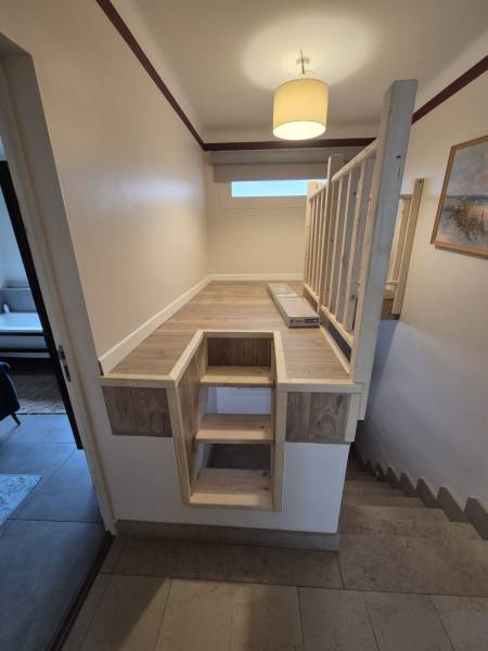Création d'une mezzanine sur mesure en bois avec garde corp en bois , par les 2 charpentiers a Couffouleux. 