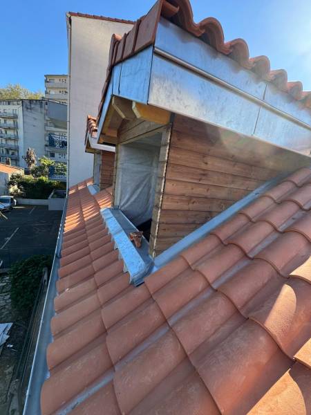Réalisation des habillages de planche de rive en zinc , de l'étanchéité autour de la lucarne avec les couloir et noue en zinc, ainsi que du bardage en bois par les 2 charpentiers, artisans spécialiste de la zinguerie a Couffouleux, proche de Roquesérière