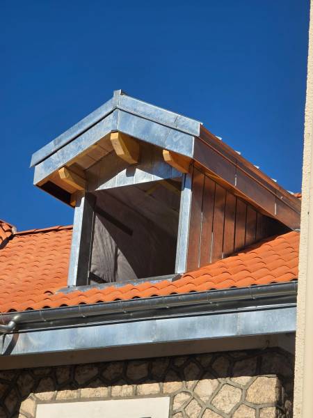 Renovation complet d'une lucarne en zinc, ave une couverture en joint debout et un bardage en joint creux en zinc naturel, ainsi que des habillage de planche de rive en zinc, par les 2 charpentiers, artisans zingueur a Couffouleux, proche d'Albi. 