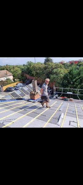 David  en plein travail sur les toits de Toulouse.